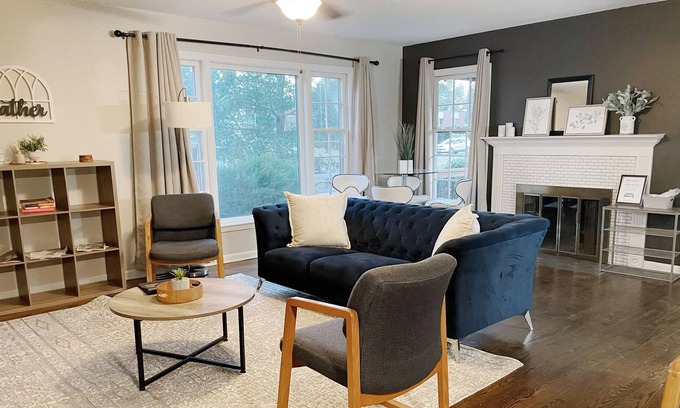 Kansas City House | Remodeled 5 Bedroom House Minutes from the Plaza, KC Zoo and KC Sports Stadiums