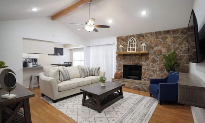 Southwest Arlington House | Remodeled and Cozy!Perfect for Relocating/Business
