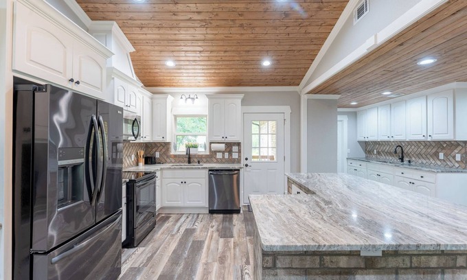 Heber Springs House | Remodeled beauty in Heber Springs! 3 bedrooms and garage apt. Sleeps 8.