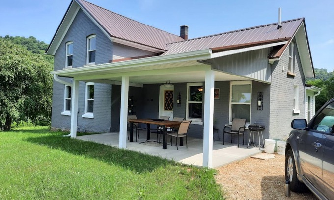 Vernon County Other | Remodeled country farmhouse, 3 min drive from Mississippi River, Peaceful/Clean.