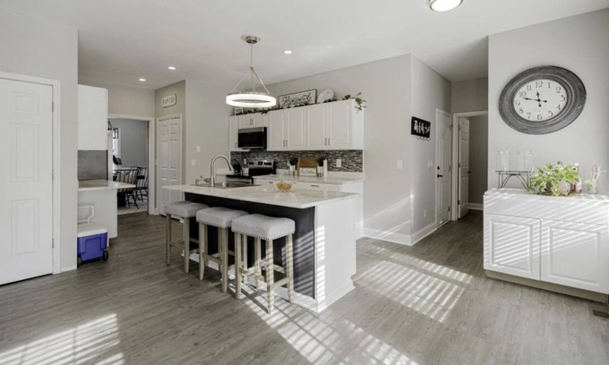 Huntcliff House | Remodeled Cozy Upscale Spacious Home