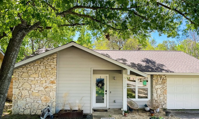 South Manchaca House | Remodeled dog-friendly home near downtown with patio, streaming & AC