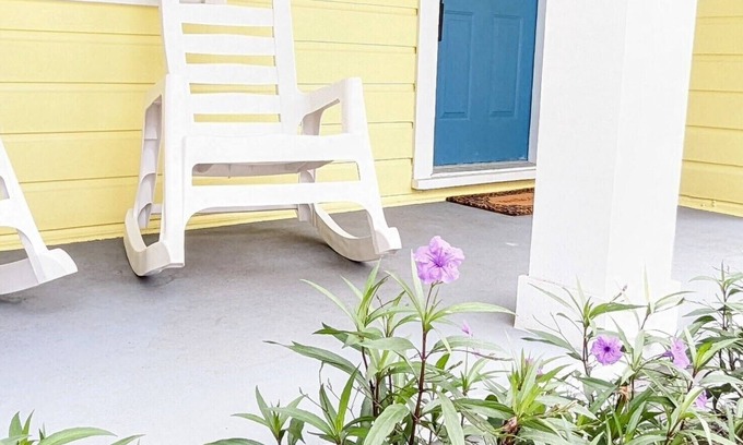 South Sarasota Cottage | Remodeled dreamy beach cottage 5 minutes to Siesta Key in lush tropical setting.