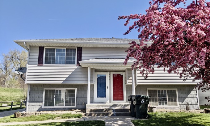 Council Bluffs House | ☯ Remodeled Duplex Minutes to Downtown & Riverside