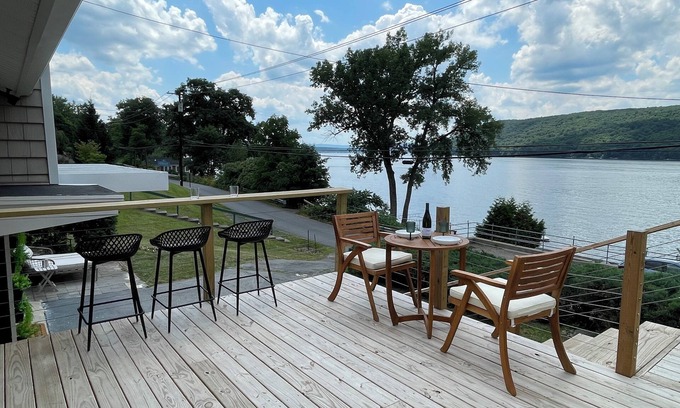 Dundee House | Remodeled family cottage with lake views close to wineries, hiking & tons more