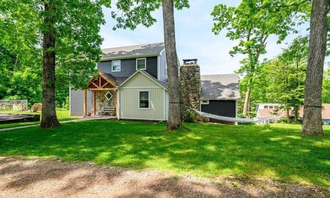 New Fairfield House | Remodeled, Family-Friendly Home in Private Community on Candlewood Lake