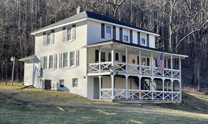 Glace House | Remodeled Farmhouse 150 acres - Minutes from Escatawha Farms Fly Fishing