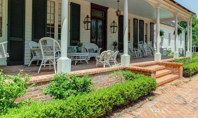 New Iberia House | Remodeled Historic Acadian 5 BR home steps from Downtown New Iberia