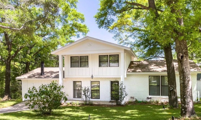Milton House | Remodeled historical cottage w/firepit, super close to great beaches.