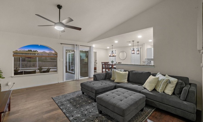 Las Cruces House | Remodeled home w/pool and centrally located!