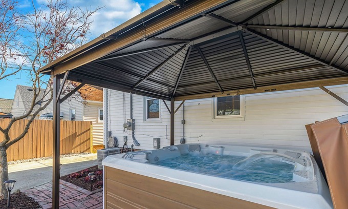 Parma House | Remodeled Home w/Rec Room, Arcade Games & Jacuzzi!