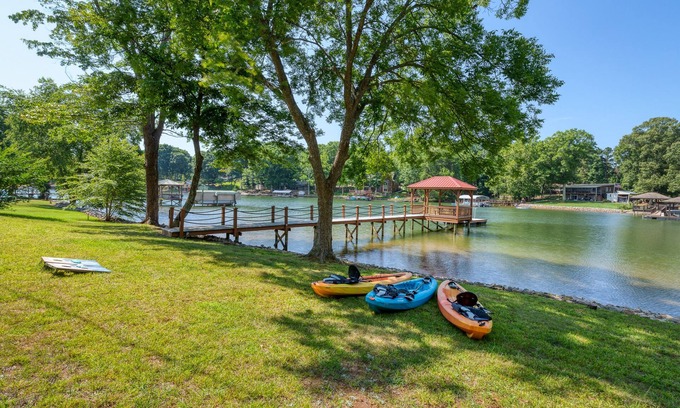 Lake Norman of Catawba House | Remodeled Lake Norman house on quiet, deep water cove