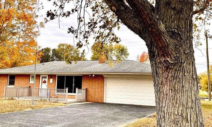 Cory House | Remodeled Lakehouse “Healing Waters” 3-bedroom house w/WiFi & AC in Terre Haute