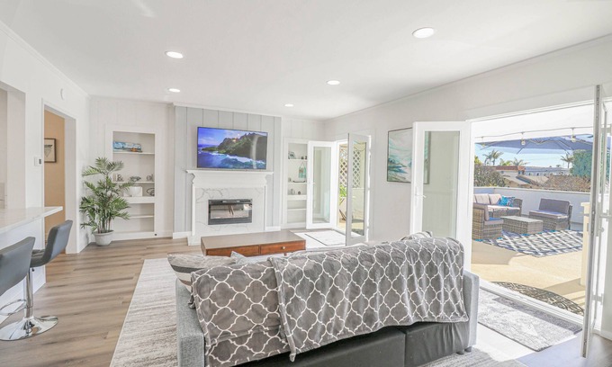 Old Towne House | Remodeled Modern House Steps To Beach 2 Car Garage