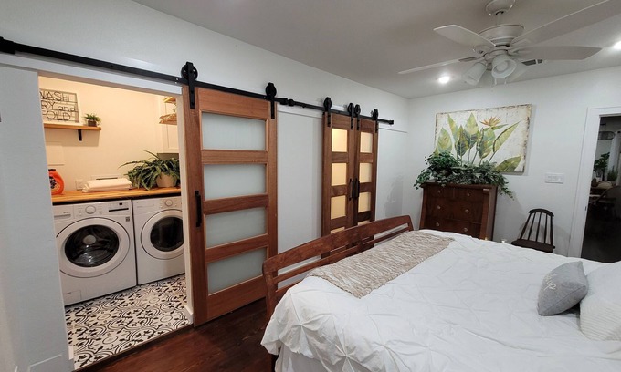 Galveston Cottage | Remodeled, modern,🔥Pit, 💜Close to everything!STRAND, BEACH, CRUISE🛳 MidTown
