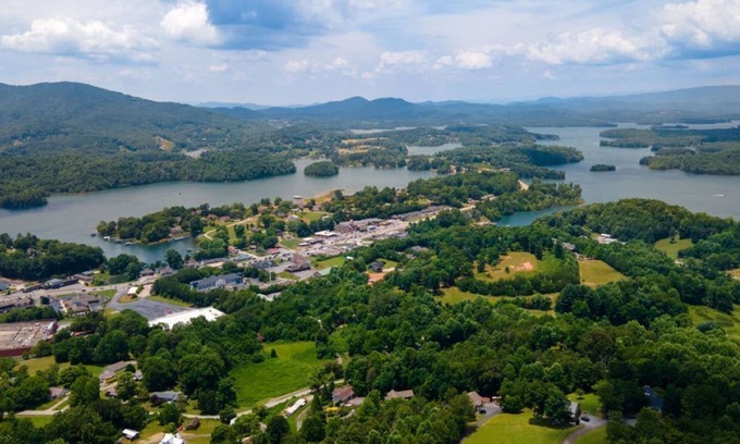 Hiawassee Cabin | Remodeled Mountain Cabin Over looking Lake Chatuge.