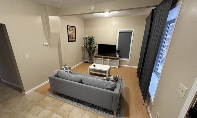 West Seventh House | Remodeled Private & Cozy Single-Family Home Located In St. Paul