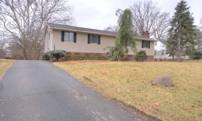 Amberley Village House | Remodeled Spacious home Minutes from Downtown!