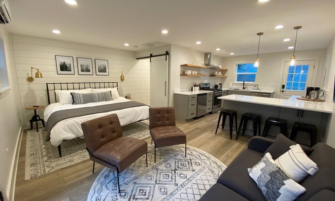 Fall City Cottage | Remodeled Studio Cottage! Walk to Lake and Hiking Trails