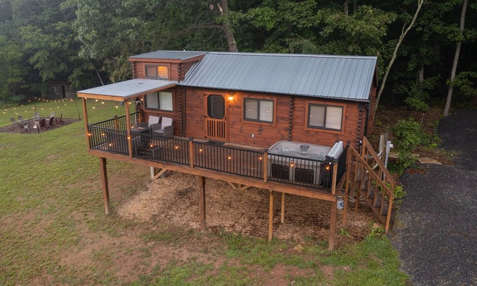 Warfordsburg Cabin | Remote Hideaway | Treehouse w/HOT TUB, Views + Fire Pit!
