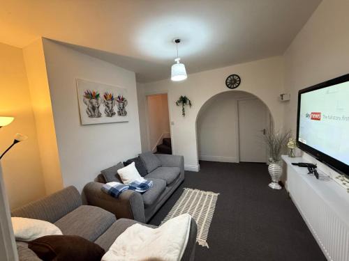 West Bromwich Apartment | Rems 3bed apartment with games for fun, close to gym and garden view