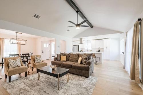 Garden Oaks House | Rena Near Heights & Downtown