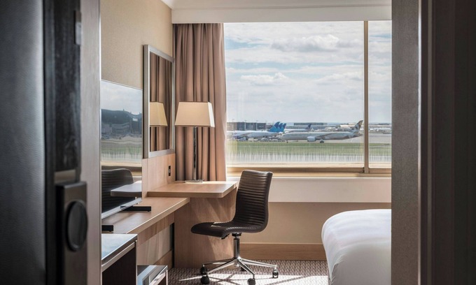 Heathrow Villages Hotel | Renaissance London Heathrow Hotel