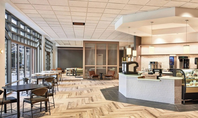Glendale Sports and Entertainment District Hotel | Renaissance® Phoenix Glendale Hotel & Conference Center