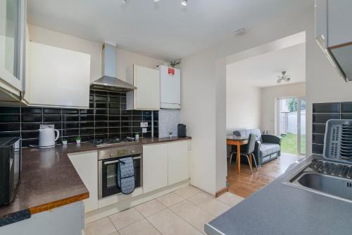 Mayesbrook House | Renee's Place, 9 Guests, 10 mins walk to Becontree Station, Free Parking