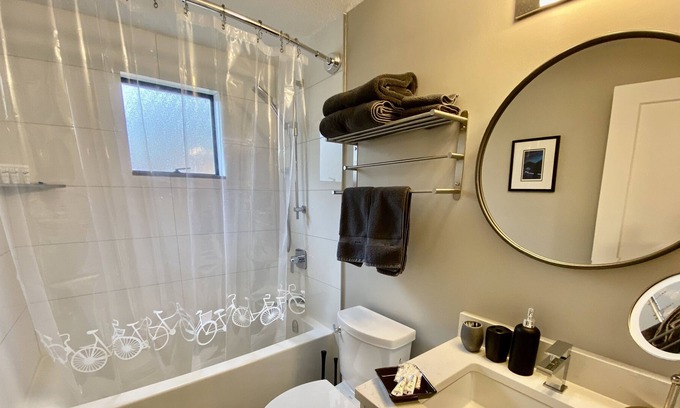 Central Lonsdale Apartment | Reno’d; 5 mins to: eateries, shops. 20 min to: downtown, skiing and hiking