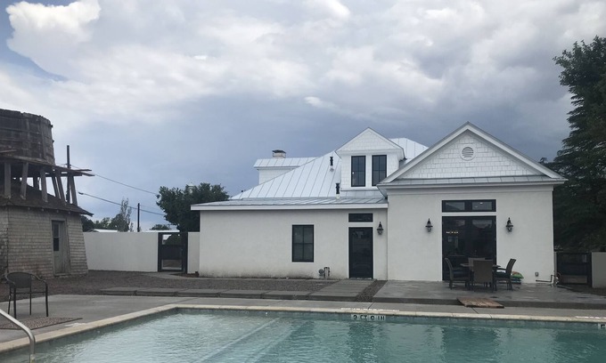 Marfa House | Renovated 1800's 4bd home, 3blk to dwtn, Private Pool, 2 jetted tubs, 2 patio's