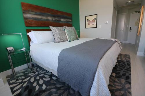 Coconut Grove Apartment | Renovated 21st Floor Private Unit located in Coconut Grove Hotel