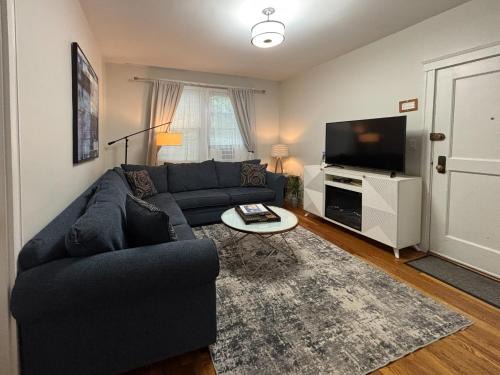 Brookline Apartment | Renovated 2bed, 05 Mile To Longwood Med Hospital