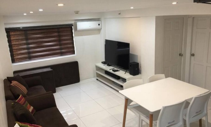 Valencia Apartment | Renovated 2br 2tb Wifi/Netflix very near Mall QC