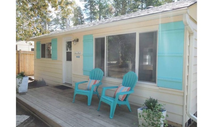 Sauble Beach Cottage | Renovated 3 Bedroom vacation cottage! 2 minute walk to the Beach! SummerBreeze