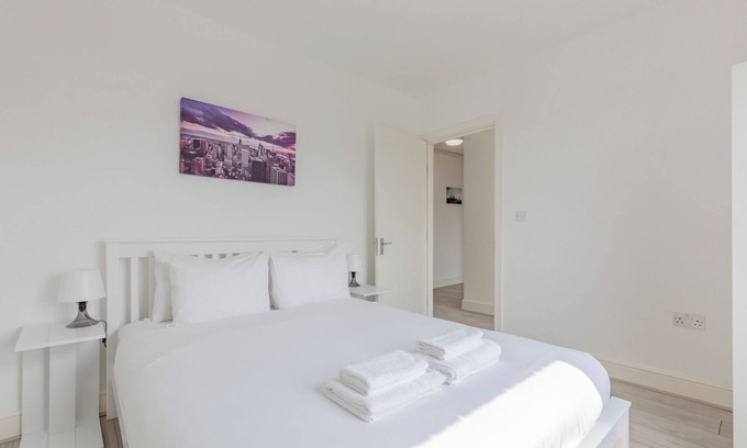 Wapping Apartment | Renovated 3BD Flat, 16 Minutes to Tower Bridge