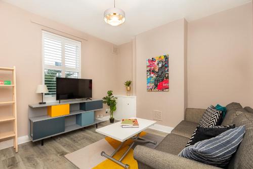 Stratford House | Renovated 3BR wgarden in Stratford, 1min to Train