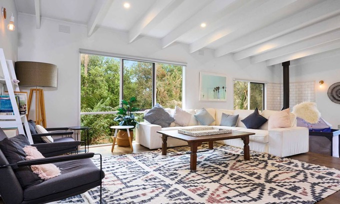 Red Hill House | Renovated 5 Bedroom Retreat with Deck Fireplace