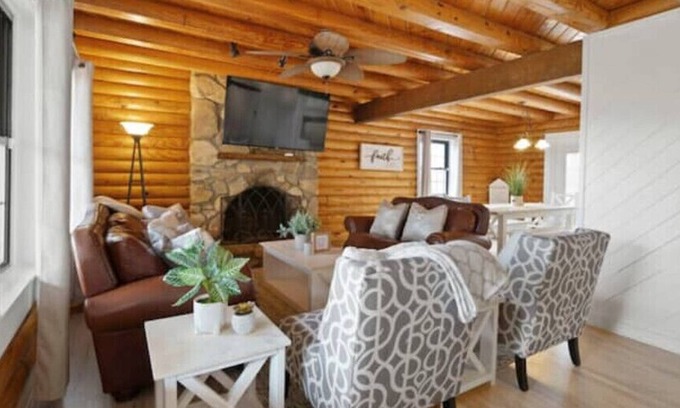 Prosperity Church Road House | Renovated 5BR/3BA Cabin w/Rec Roomnn