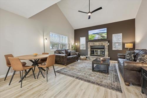 Lake Harmony Estates House | Renovated 6 bed Hot Tub Sauna Firepit & Beach