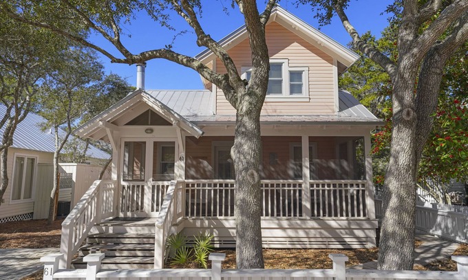 Seaside Cottage | Renovated, 6 Houses to Beach & 1 Block to Town in Seaside + 2 Adult Bikes!