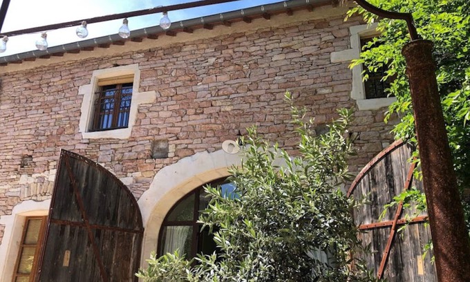 Givry House | Renovated accomodation in former 'chais' of Givry near local shops and vineyards