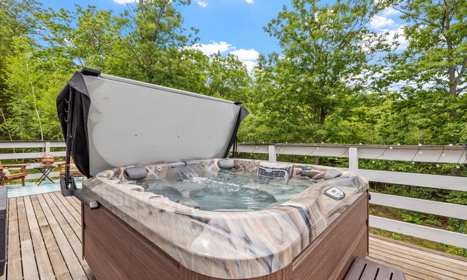 Alexandria House | Renovated Alexandria NH jacuzzi house~firepit! gameroom! dog friendly! fenced