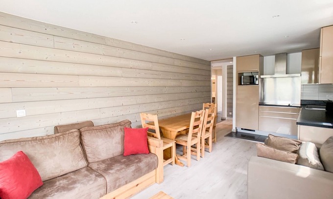 Le Lavachet Apartment | Renovated & Bright Apartment · Near Slopes · Sleeps 9 · Balcony · 2 Baths
