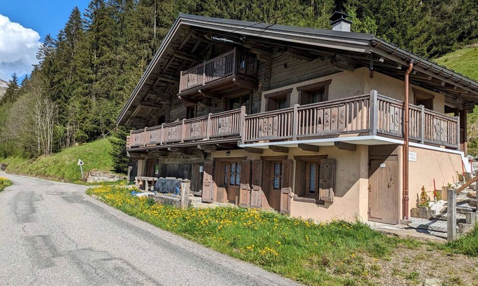 Hauteluce Ski Chalet | Renovated Chalet near Hauteluce - 7 ppl, 3 BR, Parking, Fireplace, Modern Amenities
