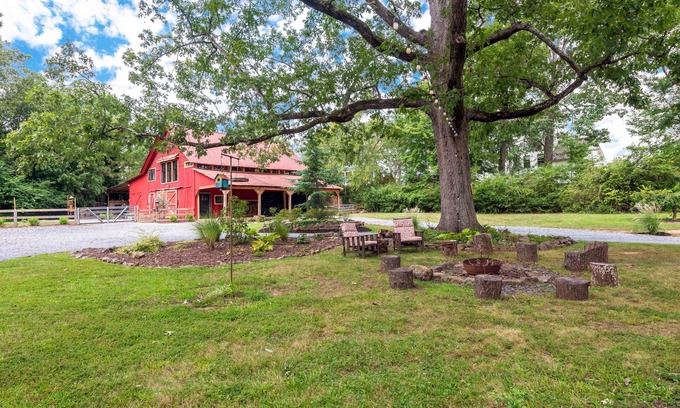 Roswell House | Renovated Charming Barn in Historic Roswell