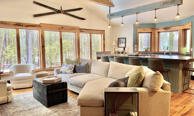 Jacksonport House | Renovated Charming Log Cabin on 4 Acres in Jacksonport
