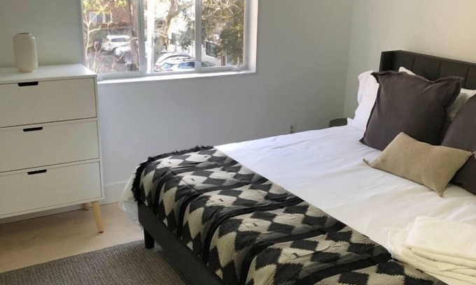 Ballston Condo | Renovated, clean, modern - 3 king beds (Unit 2)