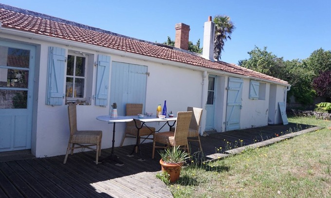 Barbatre House | Renovated Country House with Garden, 2 Bedrooms, 500m from Beach
