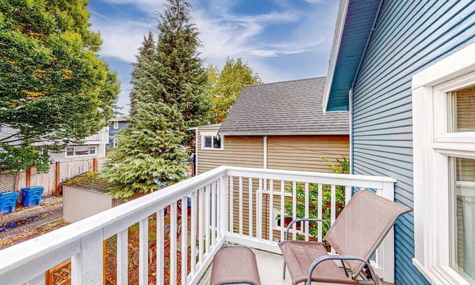 Phinney Ridge House | Renovated, dog-friendly duplex home with balcony - walk to Green Lake